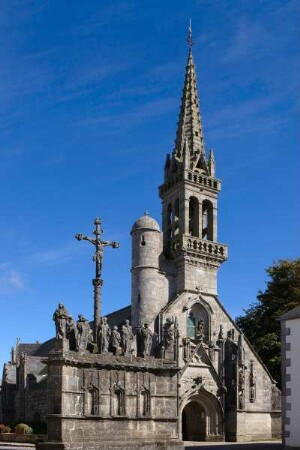 Frankreich. Bretagne. Finistere. Confort Meilars. Kirche und Calvaire
