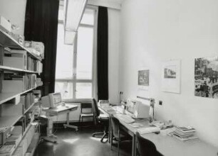 Arbeitsraum Bestandserschließung (sog. "Retro-Magazin") : Dresden-Südvorstadt, Zellescher Weg 19 (Andreas-Schubert-Bau der TU Dresden). Sächsische Landesbibliothek - Staats- und Universitätsbibliothek Dresden. Zweigbibliothek Physik/Psychologie. Arbeitsraum Bestandserschließung (sog. "Retro-Magazin")