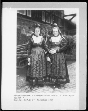 Rachelshausen, Sonntagstracht: 2 junge Frauen
