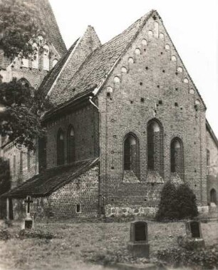 Neuburg. Dorfkirche (1. H. 13. Jh.). Ansicht von Südost