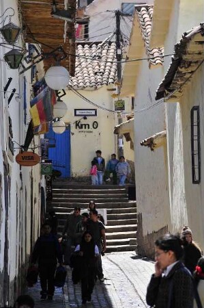 Cusco - Altstadtgasse endet an Treppenstufen : Diese enge Altstadtgasse endet an Treppenstufen. Aufgenommen am 30. August 2011 in der einstigen Inka-Hauptstadt Cusco
