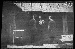 Stochod-Stellung (=Stochid, Gewässer in der Ukraine): 3 Offiziere im Hof oder an der Seite der Befehlsstelle der 5. Kavallerie-Brigade "im Abschnitt der 5. Kavallerie-Brigade"