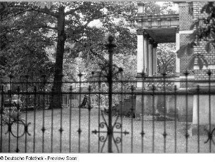 Dresen-Blasewitz. Villa. Teilansicht mit Einfriedung. Blick in den Garten