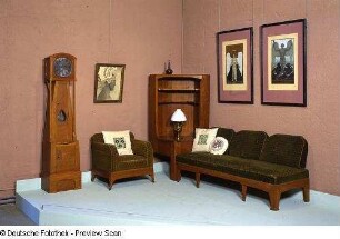 Jugendstil in Dresden : Ausstellung des Kunstgewerbemuseums "Jugendstil in Dresden" im Residenzschloß, 18.09.-05.12.1999. Saal 3. Interieur mit Bodenstanduhr Modell (7) 9 (1903/1904; R. Riemerschmid, Ausführung Deutsche Werkstätten Hellerau), Teilen eines Wohn- und Arbeitszimmers (1903; R. Riemerschmid, Ausführung Dresdner Werkstätten für Handwerkskunst) und Grafiken (1904/1905; S. Schneider)
