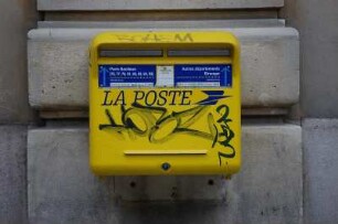 Paris - Briefkasten : Mit Grafitti beschierter Briefkasten im Zentrum von Paris, 2006
