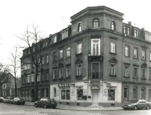 Dresden-Pieschen, Maxim-Gorki-Straße 79/Ecke Rückertstraße. Doppelwohnhaus mit Ladeneinbauten (um 1900). Eckansicht