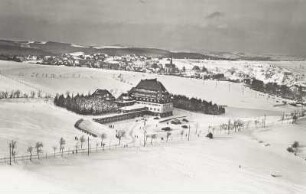 Berghof "Raupennest", Luftaufnahme von Südosten mit Altenberg im Hintergrund