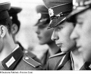 Waren (Müritz). Nationale Volksarmee - Landstreitkräfte. Öffentliche Vereidigung neu in das Panzerregiment 8 (PR-8) einberufener Wehrpflichtiger. Soldaten vor oder nach dem Zeremoniell