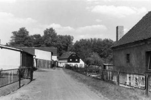 Bernsdorf-Zeißholz. Ehem. Untermühle, Wohnhaus, Fachwerkhaus im Hintergrund