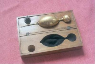 Bad Nauheim. Salzmuseum. Goldene Spindel zur Messung des Salzgehaltes einer Sole