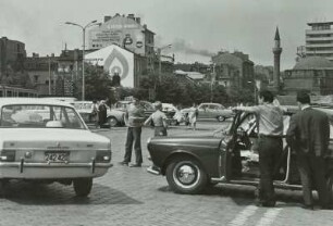 Bulgarien, Sofia, Straßenbild mit Parkplätzen
