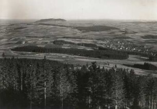 Erzgebirge. Blick vom Scheibenberg nach Osten. Pöhlberg-Walthersdorf
