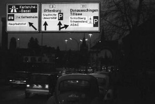 Freiburg: Leuchtende Vorrichtungsschilder, Brücke in der Kronenstraße