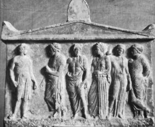 Doppelseitiges Weihrelief aus Neu-Phaleron — Rückseite: Götter und Nymphen