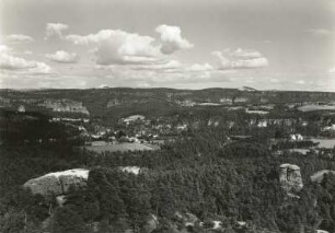 Sächsische Schweiz. Laasenstein und Nonne gegen Rathen, Napoleonschanze und Waitzdorfer Höhe. Blick vom Rauenstein nach Nordost