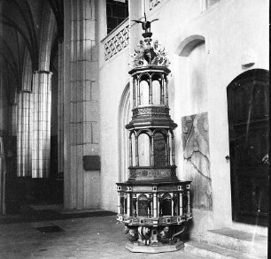 Bernau, Kirchgasse 8. Stadtpfarrkirche St. Marien (um 1240; 1400/1519 Umbau; 1979/1989 Renovierung). Chorumgang. Blick gegen hölzerne Taufe mit Aufsatz (1606) und Grabstein. Ansicht von Osten