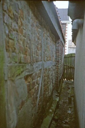 Lübecker Straße: giebelständige Häuser: Durchgang zu Straße: links Fachwerkmauer