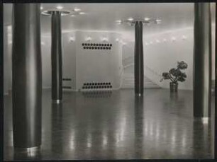 Stadthalle, Mülheim an der Ruhr Umbau: Großes Foyer mit seitlichem Treppenaufgang / Eingangsgeschoss