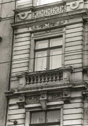 Dresden-Neustadt, Bautzner Straße 48. Wohnhaus mit Laden (um 1885). Fenster (1. Obergeschoß)