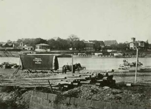 Dresden. Blick von der Loschwitzer Dorfbachmündung über die Elbe nach Blasewitz auf die Schiffswerft