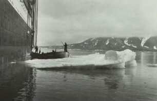 Spitzbergen, Norwegen, Passagierschiff Monte Cervantes nach der Havarie mit dem Eisberg