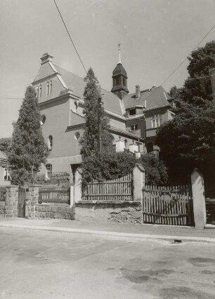 Markneukirchen, Katholische Kirche : Markneukirchen (Vogtlandkreis), Katholische Kirche mit Wohnhaus (1926/27), Erlbacher Straße 45, Straßenansicht
