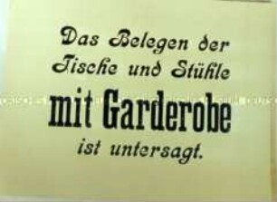 Schild "Das Belegen der Tische und Stühle mit Garderobe ist untersagt"