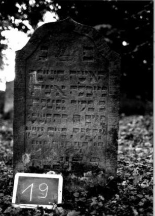 Grabstein 19 [Nir S. 38 Nr. 2.05]