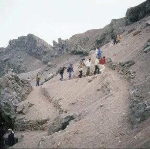 Vesuv. Touristen beim Aufstieg zum Vulkan