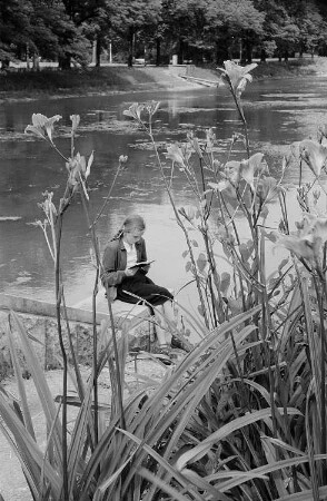 Ein lesendes Mädchen am Kanal
