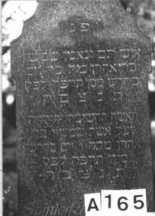 Grabstein 165 (Index: 100082019) Material: Granit Zustand: gut Maße HxBxT: 129x61x26 cm Beschreibung: konische Stele, Sockel, ausgezogener/geschwungen eingezogener Konvexbogenabschluß Steinmetz: Löffler: Grabstein 165A