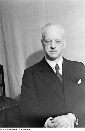 Porträtaufnahme des Historikers Johannes Stroux : aufgenommen während der Veranstaltung "Ein Jahr Kulturbund zur Demokratischen Erneuerung Deutschlands" im Juli 1946