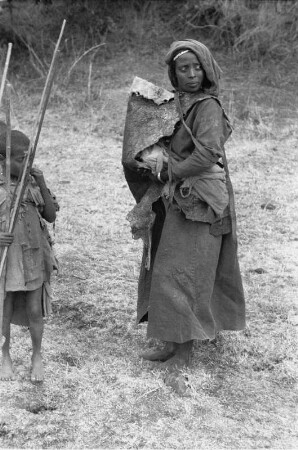 Mutter mit Kindern : Junge Frau der Arsi-Oromo mit zwei kleinen Kindern