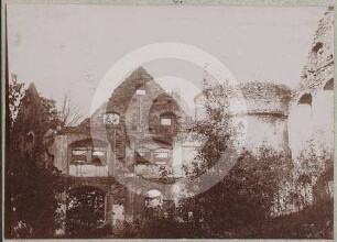 Unterburg und Nordost-Turm der Burg Schweinhaus von S