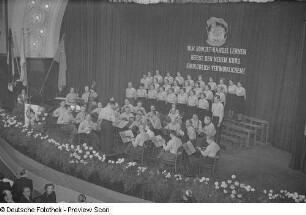 Gemischter Chor und Orchester bei einer Kulturveranstaltung der Gewerkschaft Handel