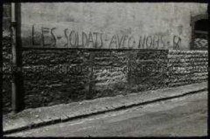 An eine Mauer geschriebene Solidaritätsparole