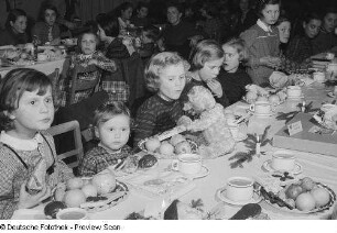 Weihnachtsfeier für die Kinder der Betriebsangehörigen der HO Lebensmittel Leipzig West