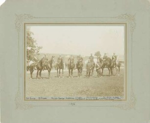 8 Offiziere des Regiments zu Pferd, zwei zu Fuss je in Uniform mit Pickelhaube, auf dem Truppenübungsplatz Münsingen