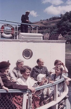 Passagiere auf einem Dampfer auf der Elbe