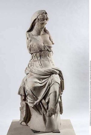 Sitzende weibliche Gewandstatue (Muse?)
