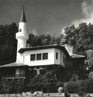 Baltschik, Bulgarien. Schloß Baltschik mit minarettartigem Turm, vom Strand aus gesehen