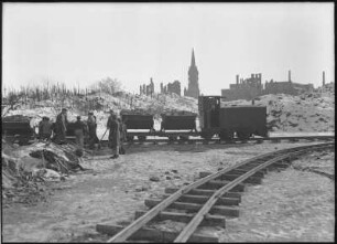 Dresden. Beräumung an der Schulgut- Ecke Rathenaustraße mit Blick zur Ruine der Johanneskirche : Dresden, Trümmerbahn, Terrassenufer