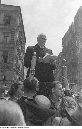 Ehrung für Max Reinhardt im Deutschen Theater Berlin und anschließende Straßenbenennung (Umbenennung der Karlstraße) : Gäste während des Festaktes zur Straßenbenennung, Ansprache des Oberbürgermeister Arthur Werner