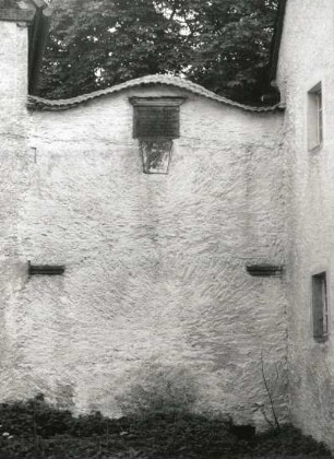 Dittersbach, Nummer 24. Vierseithof (um 1830). Verbindungsmauer mit Sinnspruch und eingemauertem Schlussstein (bezeichnet 1832)