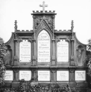 Grabsteine (Friedhofsanlage); Mühlheim, Hanauer Straße