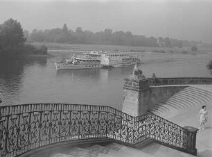 Dresden. Schloss Pillnitz, Große Freitreppe zur Elbe