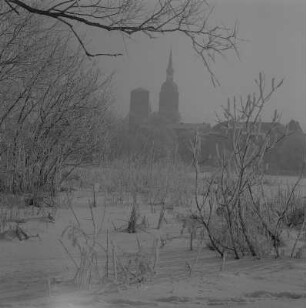 Stralsund. Blick über den zugefrorenen Knieperteich zur St.-Nikolai-Kirche
