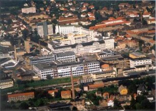Jena-Süd. Stadtteilansicht mit Gewerbepark Tatzendpromenade und JENAer GLASWERK GmbH. Luftbild-Schrägaufnahme von Ostsüdost