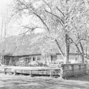 Strohgedecktes Blockhaus in Burg-Kauper. : Ze słomu skryte kładźity twar statoka w Kupaŕskich Bórkowach.