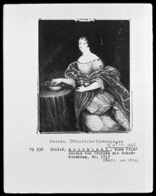 Eine Prinzessin von Oranien mit Schoßhündchen